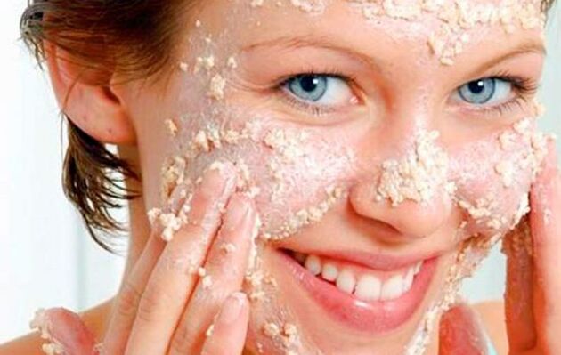 Applying an oatmeal mask will make your skin smooth and even. 