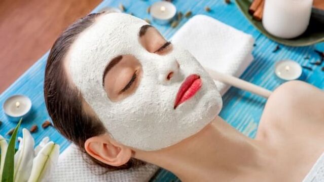 The white clay face mask cleanses and firms the skin
